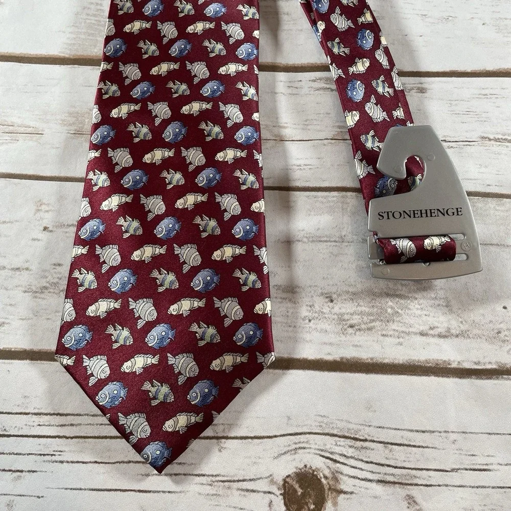 Vintage Stonehenge Men's Silk Necktie Burgundy Red Novelty Print Tie NWOT‎
